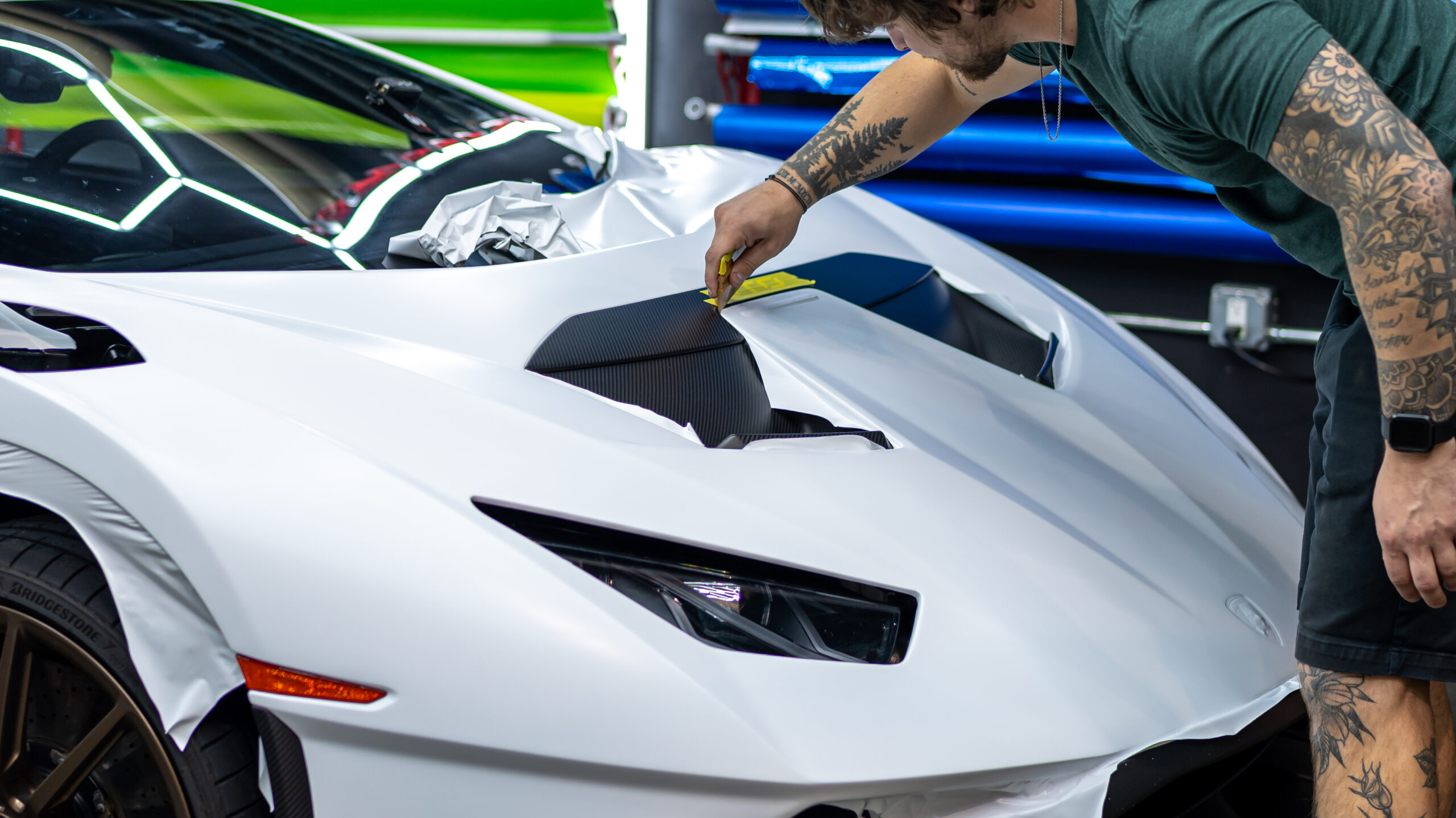 Wrapping the Lamborghini Huracan STO, wrapping the vinyl around the edges of the hood